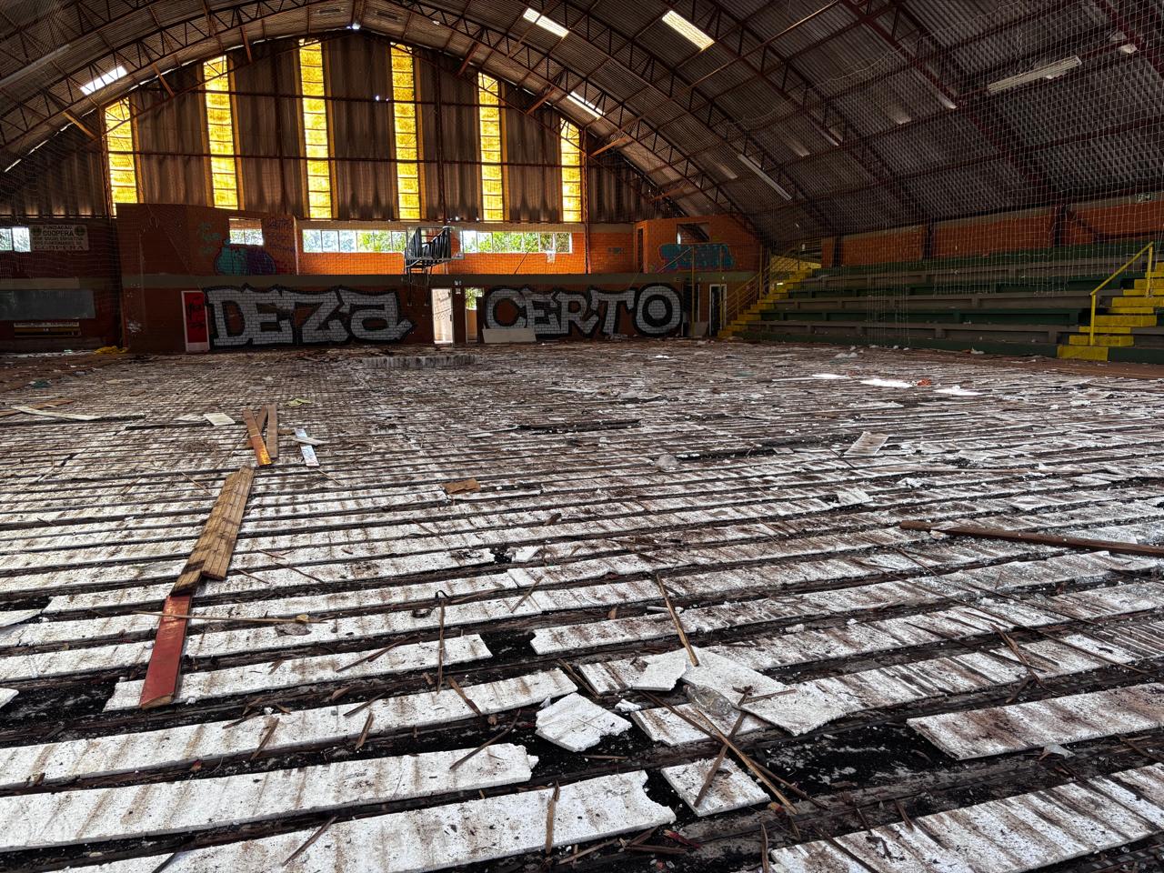 Ginásio da Fundescar segue interditado e teve madeira da quadra furtada, afirma secretário de Esportes