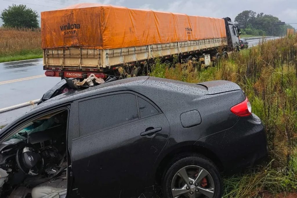 Grave acidente entre carro e carreta deixa mulher morta na BR-386, entre Carazinho e Sarandi