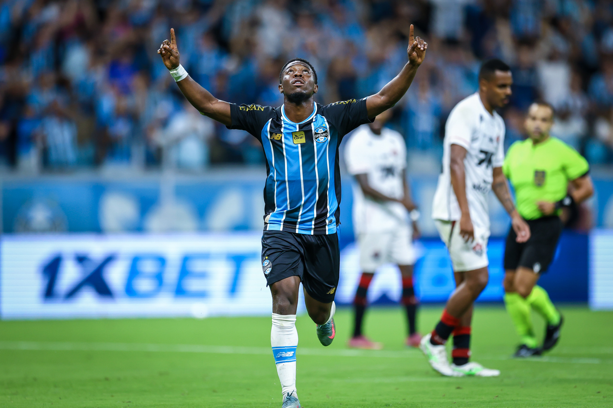 Grêmio se impõe na Arena e bate o Vitória
