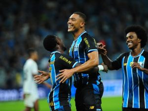 Grêmio vence o Vitória pelo Brasileirão por 2 a 0 na Arena 