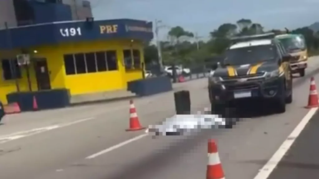 Homem sofre surto em ônibus, se joga na BR-101 e morre atropelado em Itapema