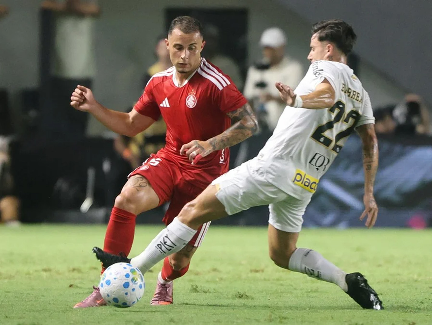 Inter vence o Santos na Vila Belmiro e comemora a sua primeira vitória no Brasileirão