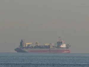 Petróleo e gás disparam e bolsas operam em queda após ataques no Irã