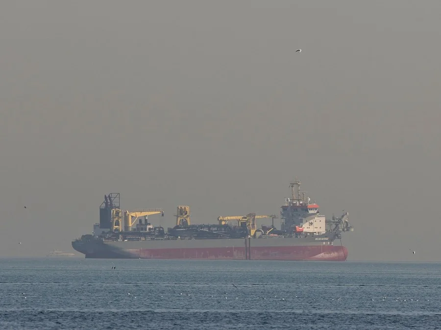 Petróleo e gás disparam e bolsas operam em queda após ataques no Irã