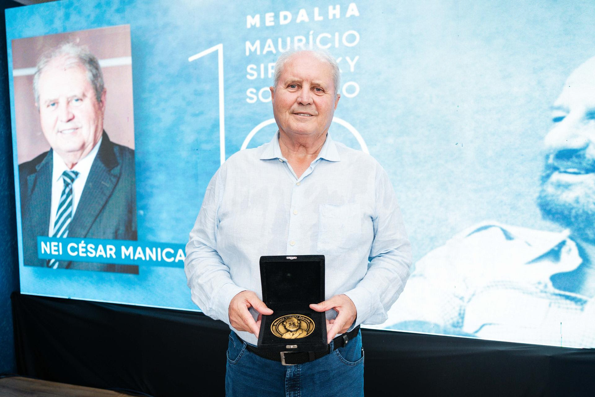 Presidente Nei César Manica é homenageado com a Medalha Maurício Sirotsky Sobrinho