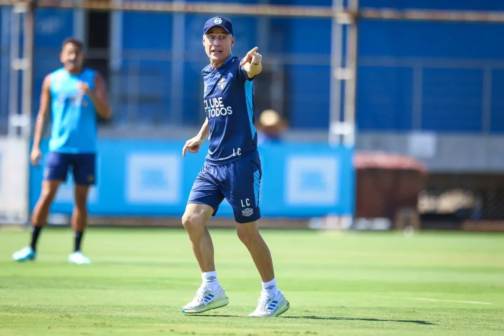 Luís Castro tem dúvidas para a decisão do Gauchão