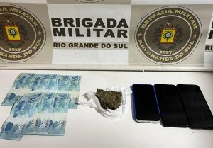 Brigada Militar prende 2 homens por tráfico de drogas em Carazinho