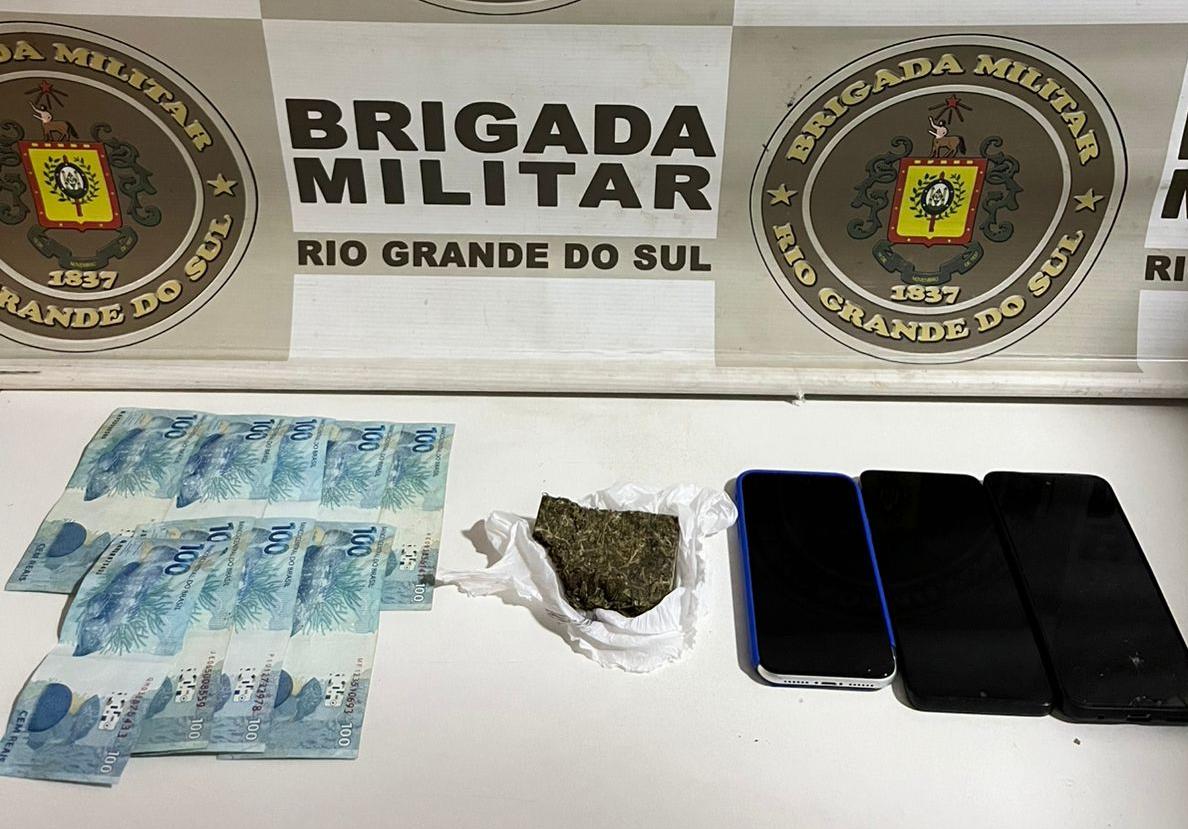 Brigada Militar prende 2 homens por tráfico de drogas em Carazinho