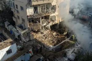 Irã lança mísseis contra Israel um dia após Trump anunciar negociações para o fim do conflito no Oriente Médio