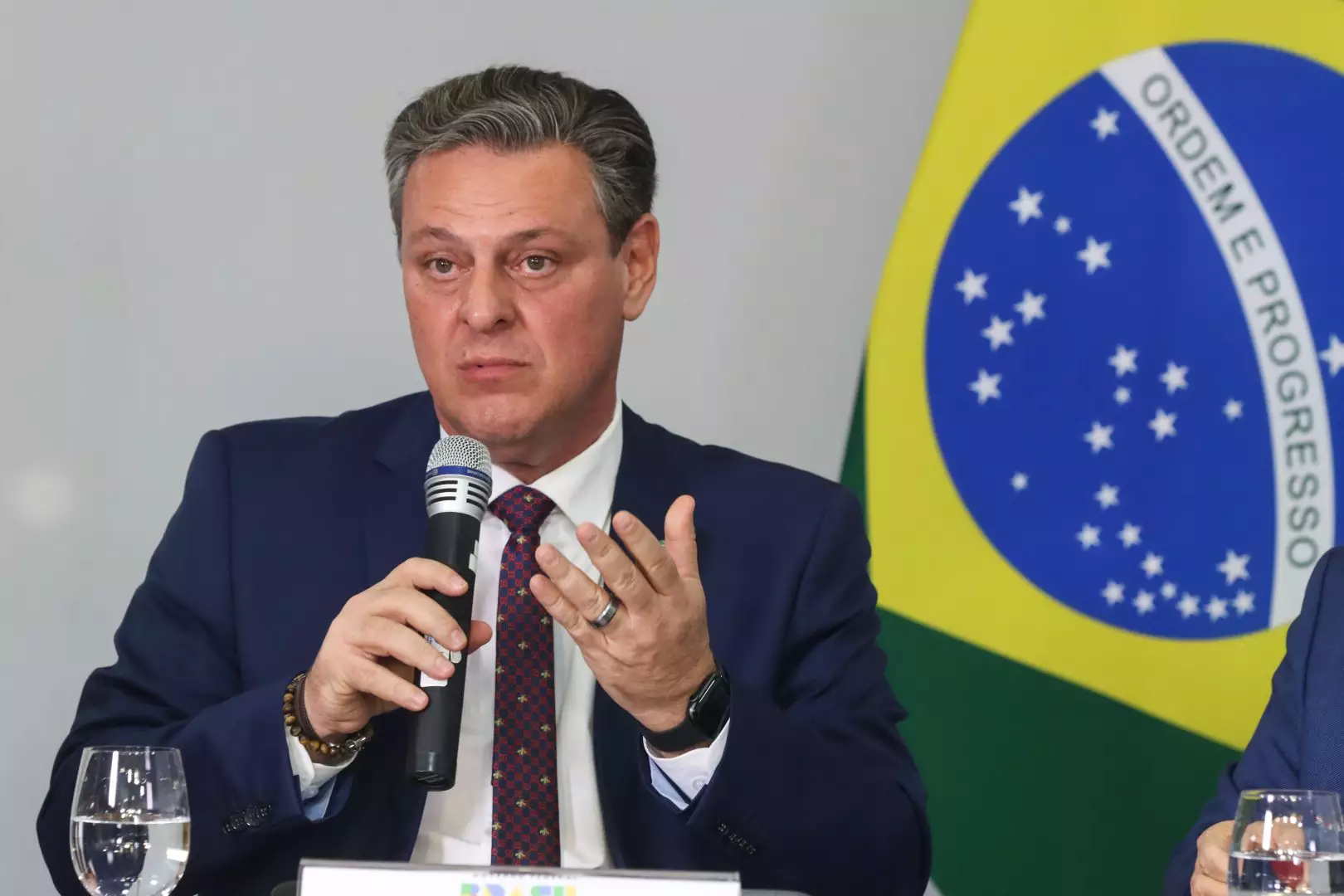 Carlos Fávaro volta ao Ministério da Agricultura para preparar transição