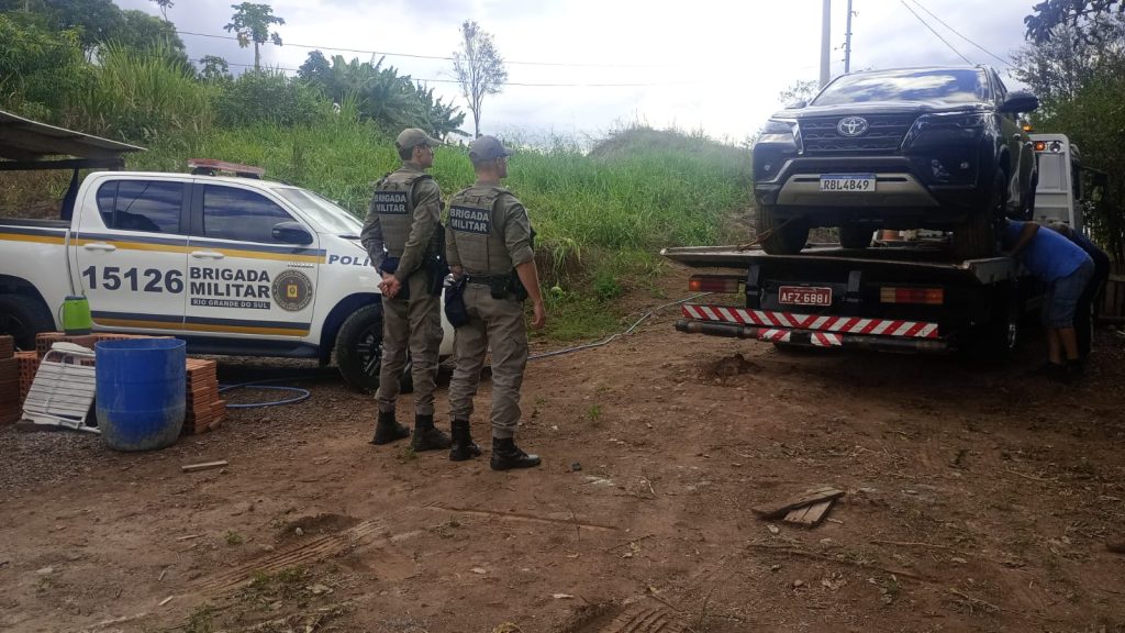 Brigada Militar recupera Hilux furtada em Colorado e prende dois homens