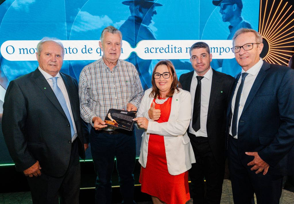 Senador Luis Carlos Heinze é o homenageado com o Troféu Semente de Ouro na 26ª Expodireto Cotrijal