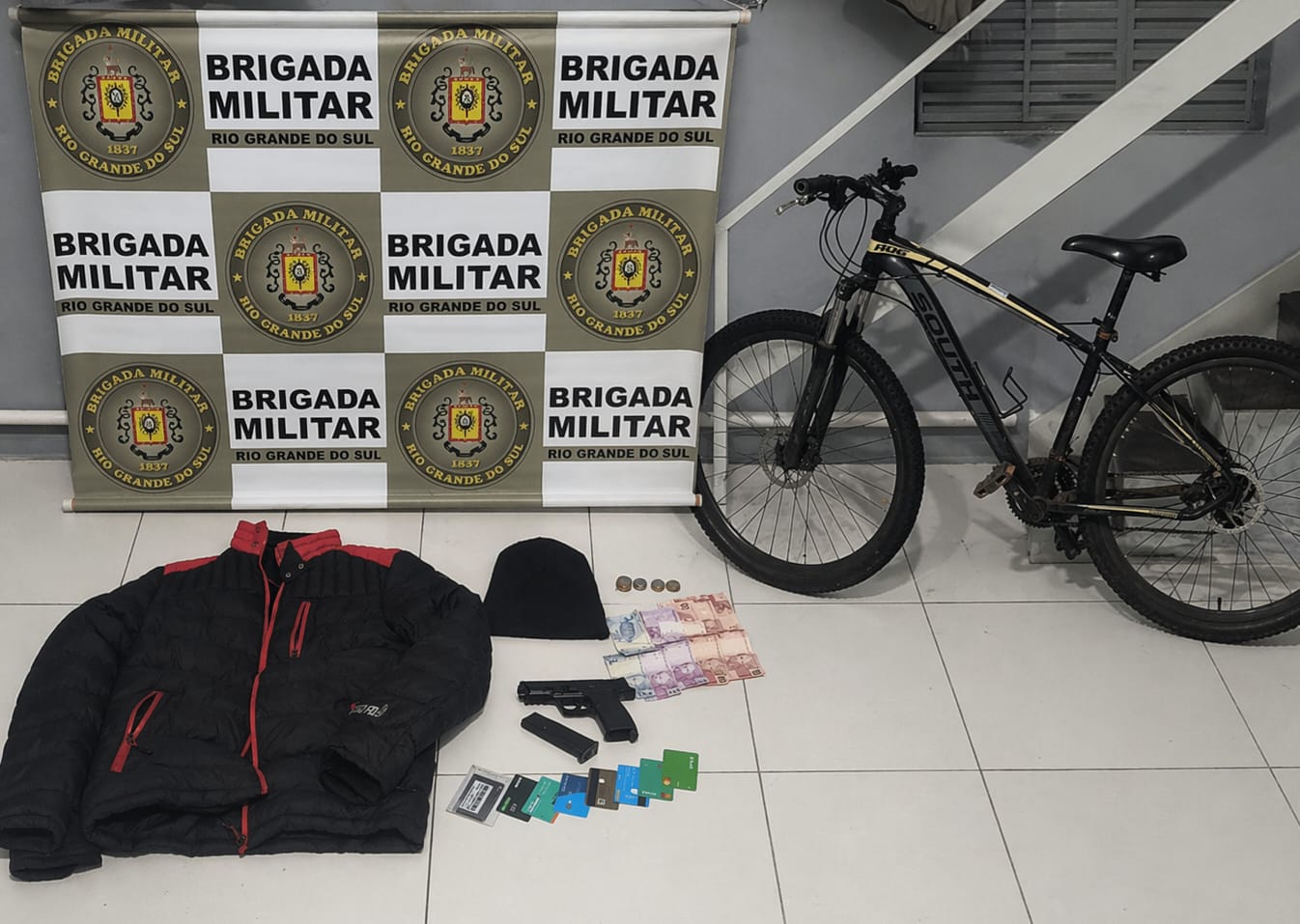 Brigada Militar prende indivíduo e apreende adolescente por roubo a estabelecimento comercial em Não-Me-Toque