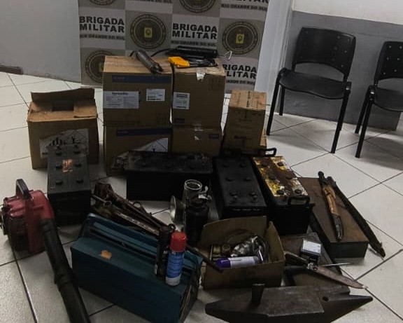 Brigada Militar recupera bens furtados em propriedade rural em Carazinho