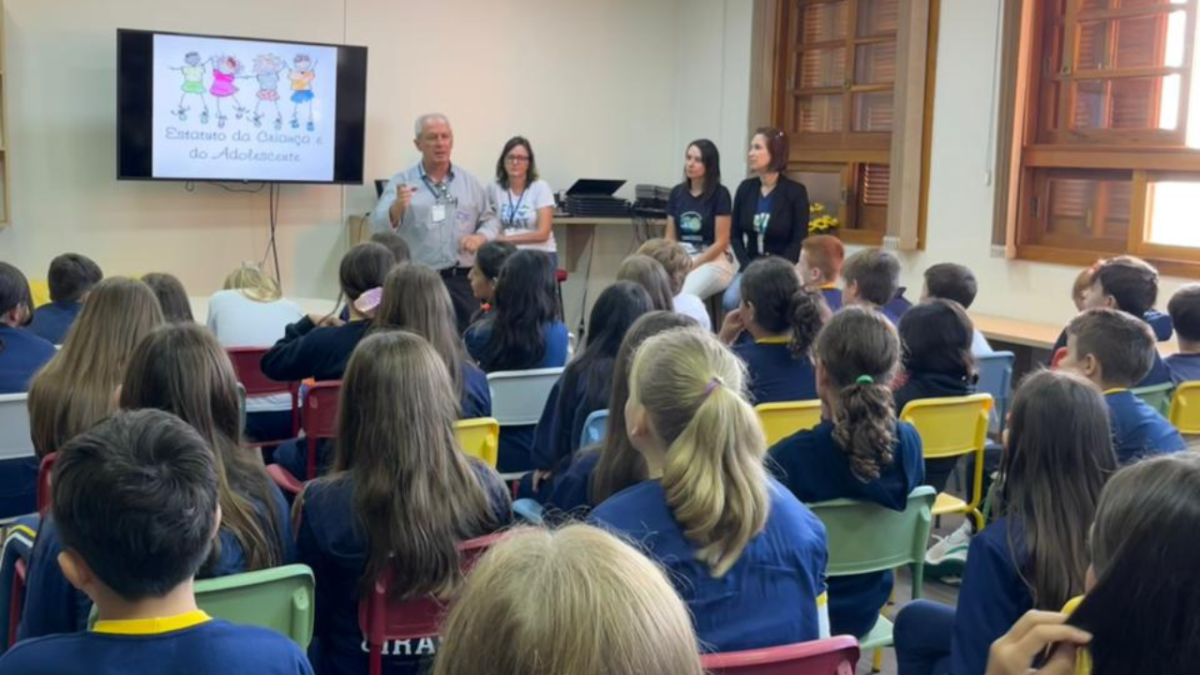 Creas e Conselho Tutelar realizam palestras sobre prevenção ao bullying