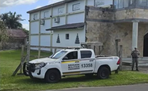 Homem morre ao tentar invadir igreja evangélica e ficar preso em janela em Tramandaí