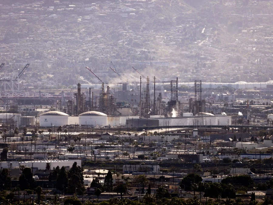 Nova escalada do conflito no Irã pressiona custo da energia e inflação; petróleo supera US$ 100