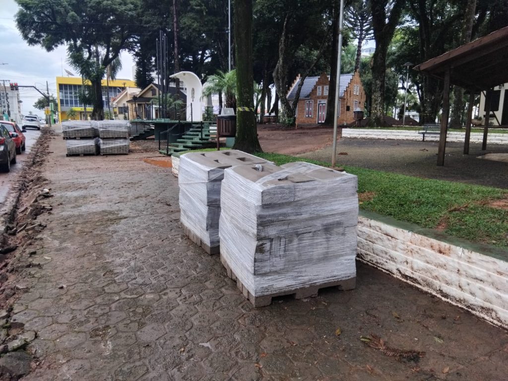 Parte do passeio público da praça Dr. Otto Schmiedt passa por melhoria em Não-Me-Toque