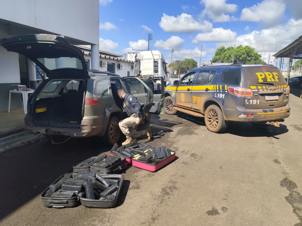PRF prende casal com mais de 100 kg de maconha após perseguição