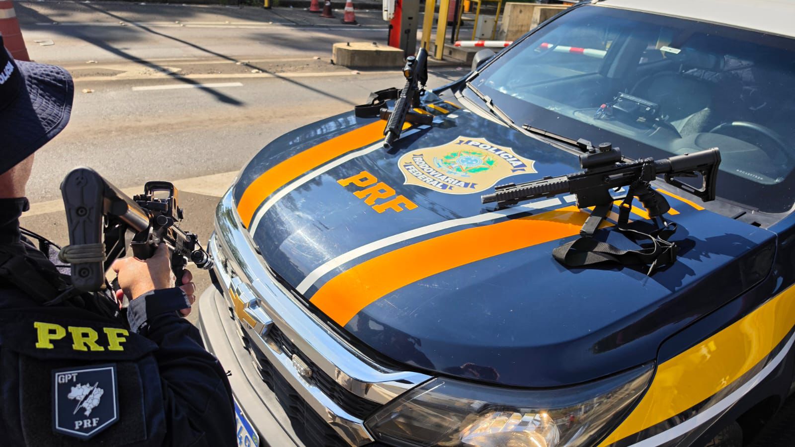 PRF prende mulher transportando duas carabinas 9 mm na BR-386