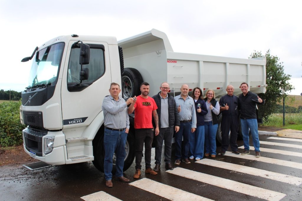 Administração de Lagoa dos Três Cantos adquire novo caminhão para reforçar serviços de obras
