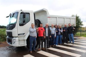 Administração de Lagoa dos Três Cantos adquire novo caminhão para reforçar serviços de obras