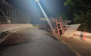 Acidente com caminhão interrompe a circulação dos trens da Trensurb na Região Metropolitana de Porto Alegre