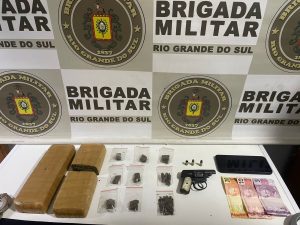 Brigada Militar realiza prisões por tráfico de drogas e porte ilegal de arma em Carazinho