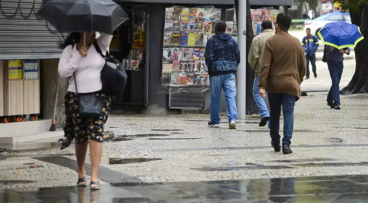 Ciclone extratropical e avanço de uma frente fria favorecem tempestades no Rio Grande do Sul