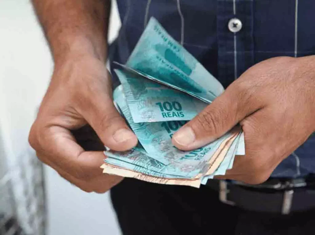 Quase 70% dos brasileiros têm dívidas; 41% não pagaram familiares e amigos após empréstimo