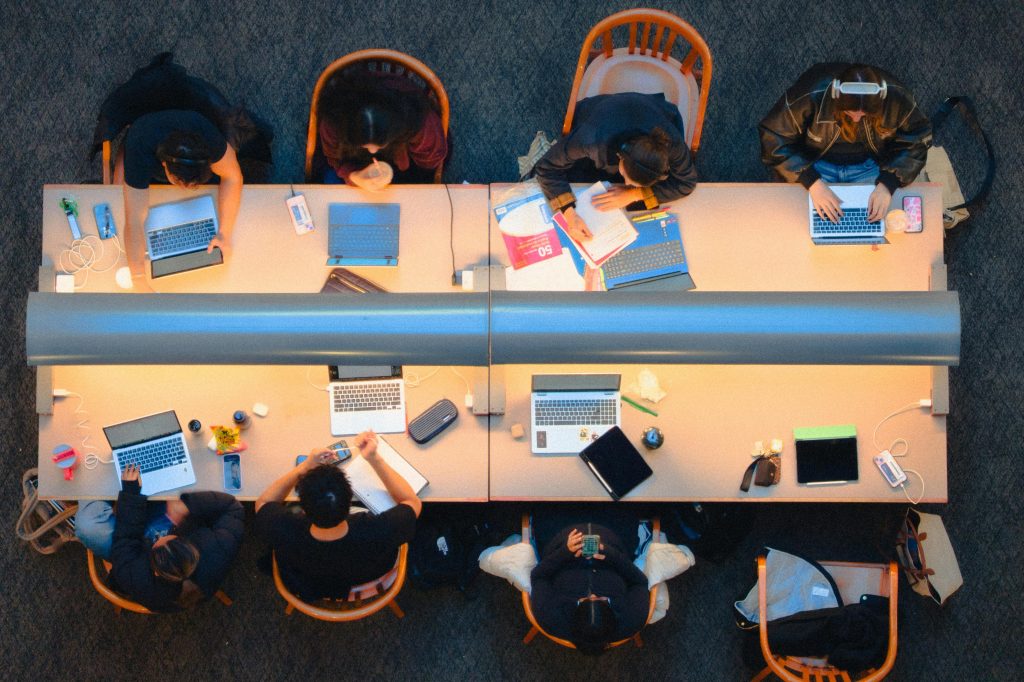 Uso de IA em universidades levanta alerta sobre perda de pensamento crítico entre estudantes