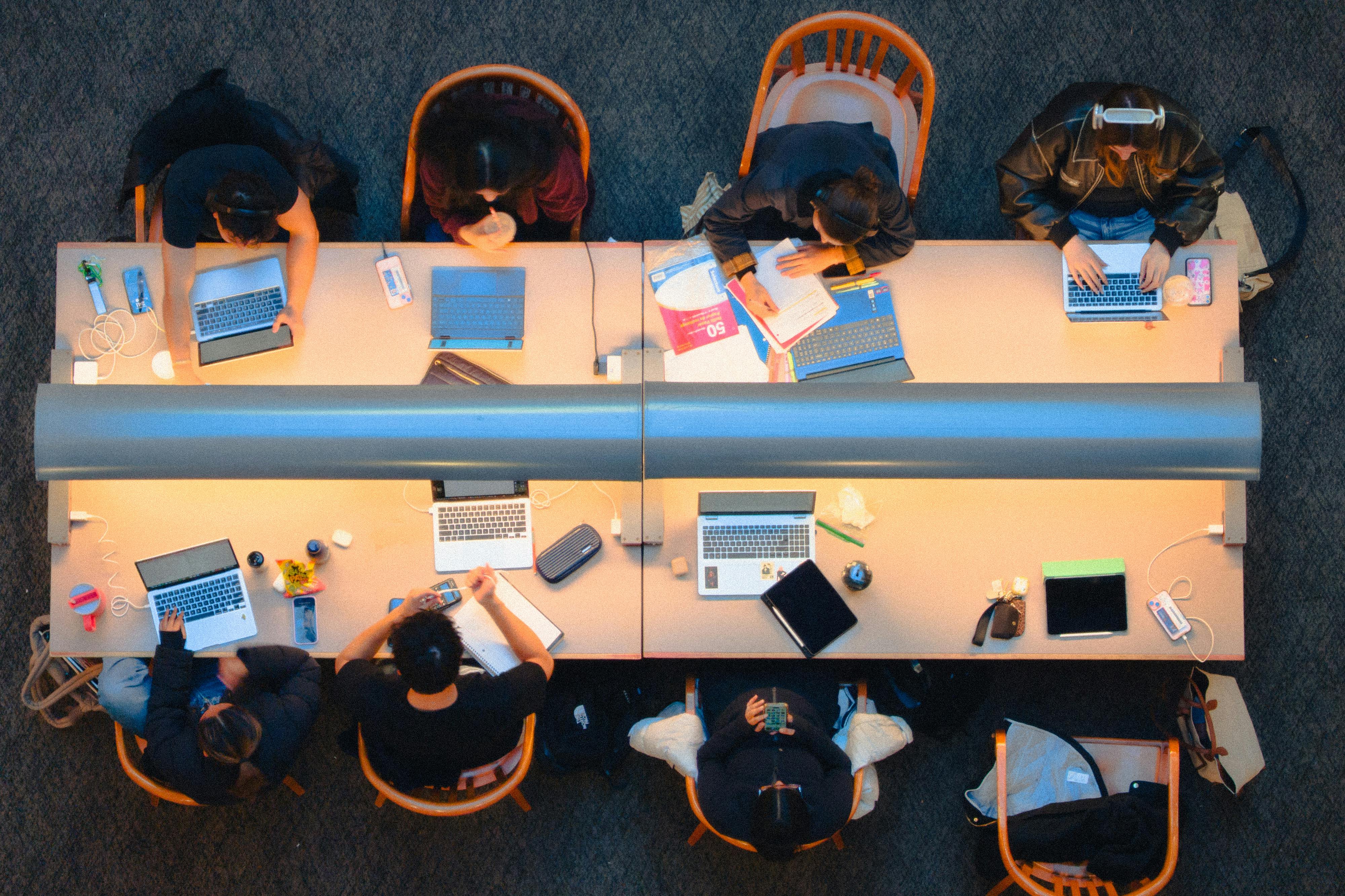 Uso de IA em universidades levanta alerta sobre perda de pensamento crítico entre estudantes