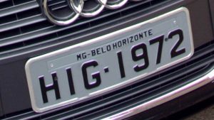 Placas dos carros podem voltar a ter nomes de cidades e estados