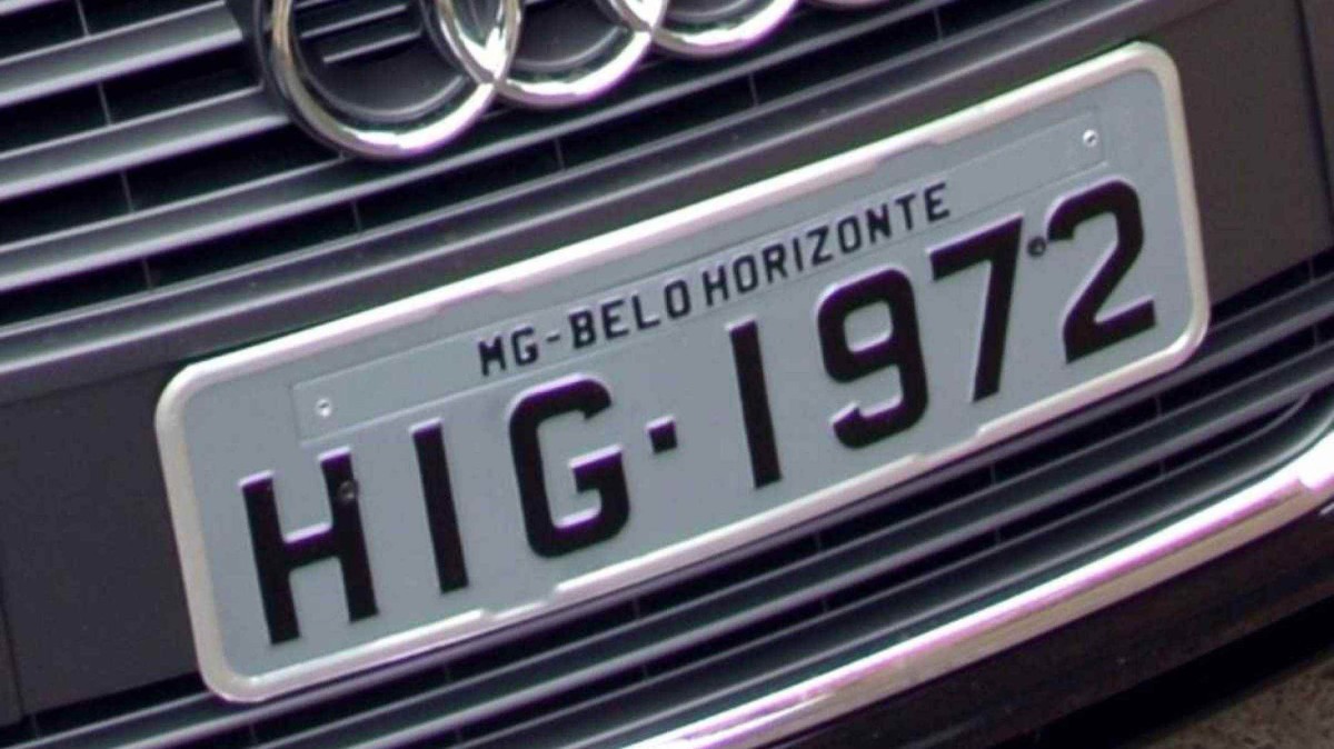 Placas dos carros podem voltar a ter nomes de cidades e estados