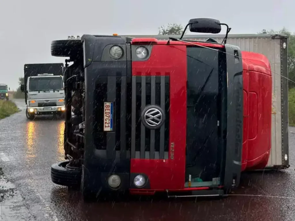 Temporais causam estragos no Interior gaúcho. Na Região Noroeste, caminhão tomba com a força do vento