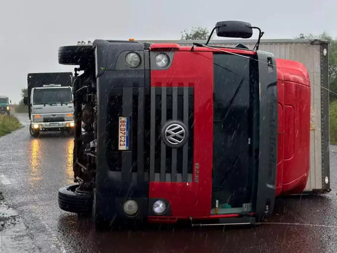 Temporais causam estragos no Interior gaúcho. Na Região Noroeste, caminhão tomba com a força do vento