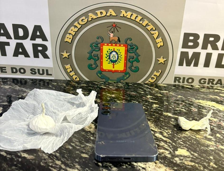 Brigada Militar prende homem e apreende adolescente por tráfico de entorpecentes em Soledade