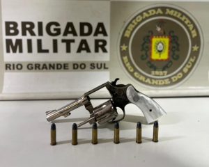Brigada Militar prende homem por posse ilegal de arma de fogo de uso restrito em Carazinho