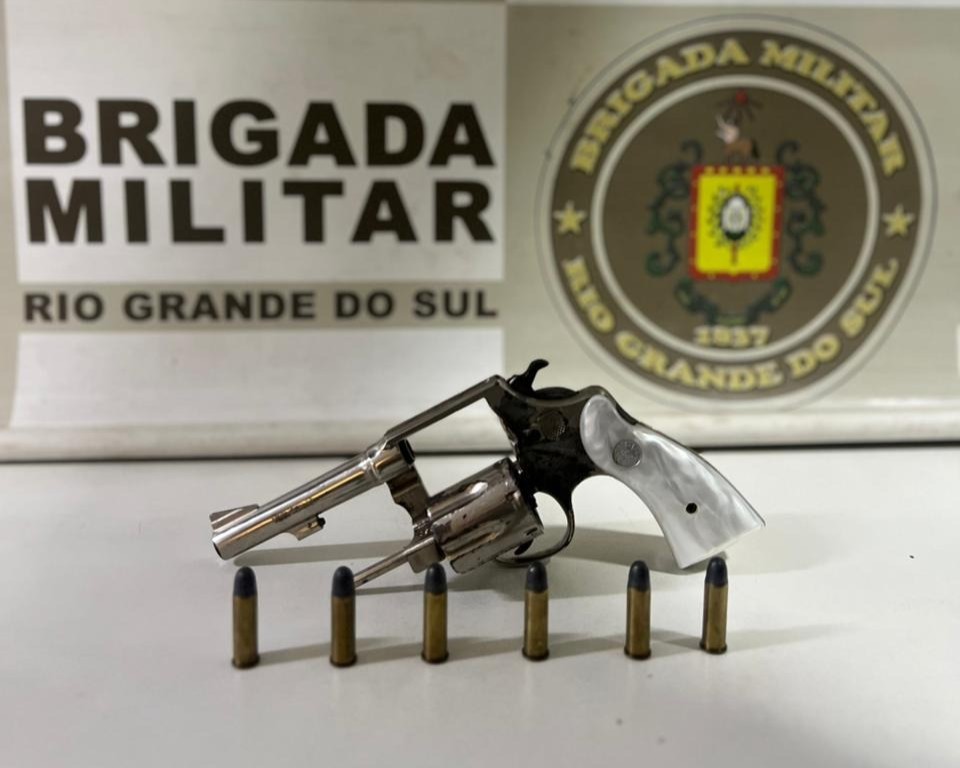 Brigada Militar prende homem por posse ilegal de arma de fogo de uso restrito em Carazinho