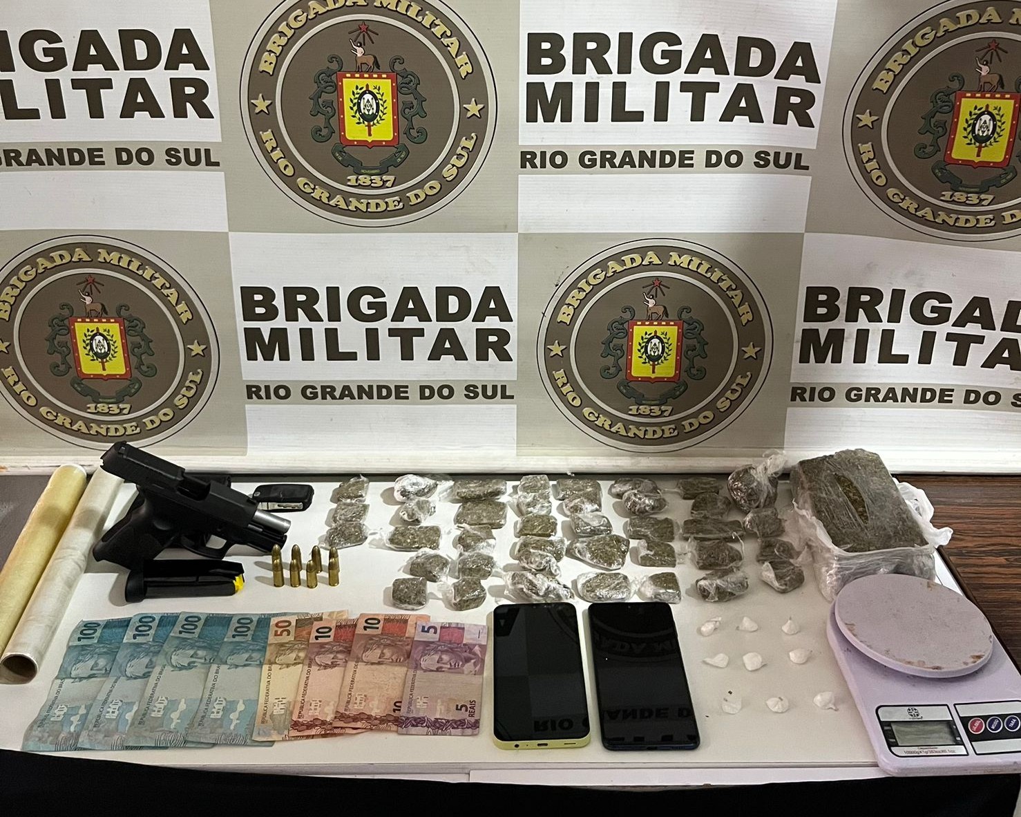 Brigada Militar prende homem por tráfico de drogas e porte ilegal de arma de fogo em Carazinho