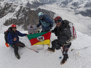 Gaúchos alcançam cume de montanha no Himalaia e levam bandeira do Rio Grande do Sul ao topo