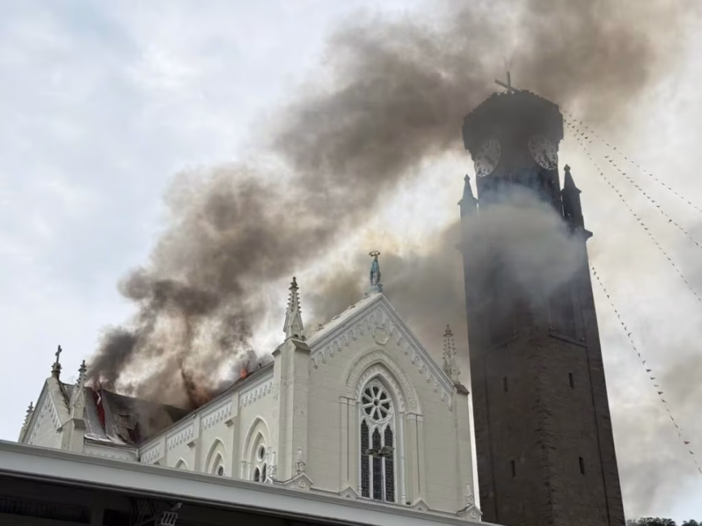 Incêndio atinge a Igreja Matriz de Flores da Cunha