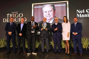 Nei César Manica é homenageado com o Troféu Trigo de Ouro
