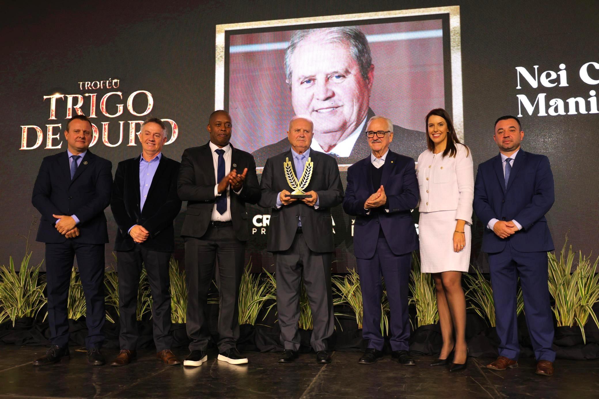 Nei César Manica é homenageado com o Troféu Trigo de Ouro