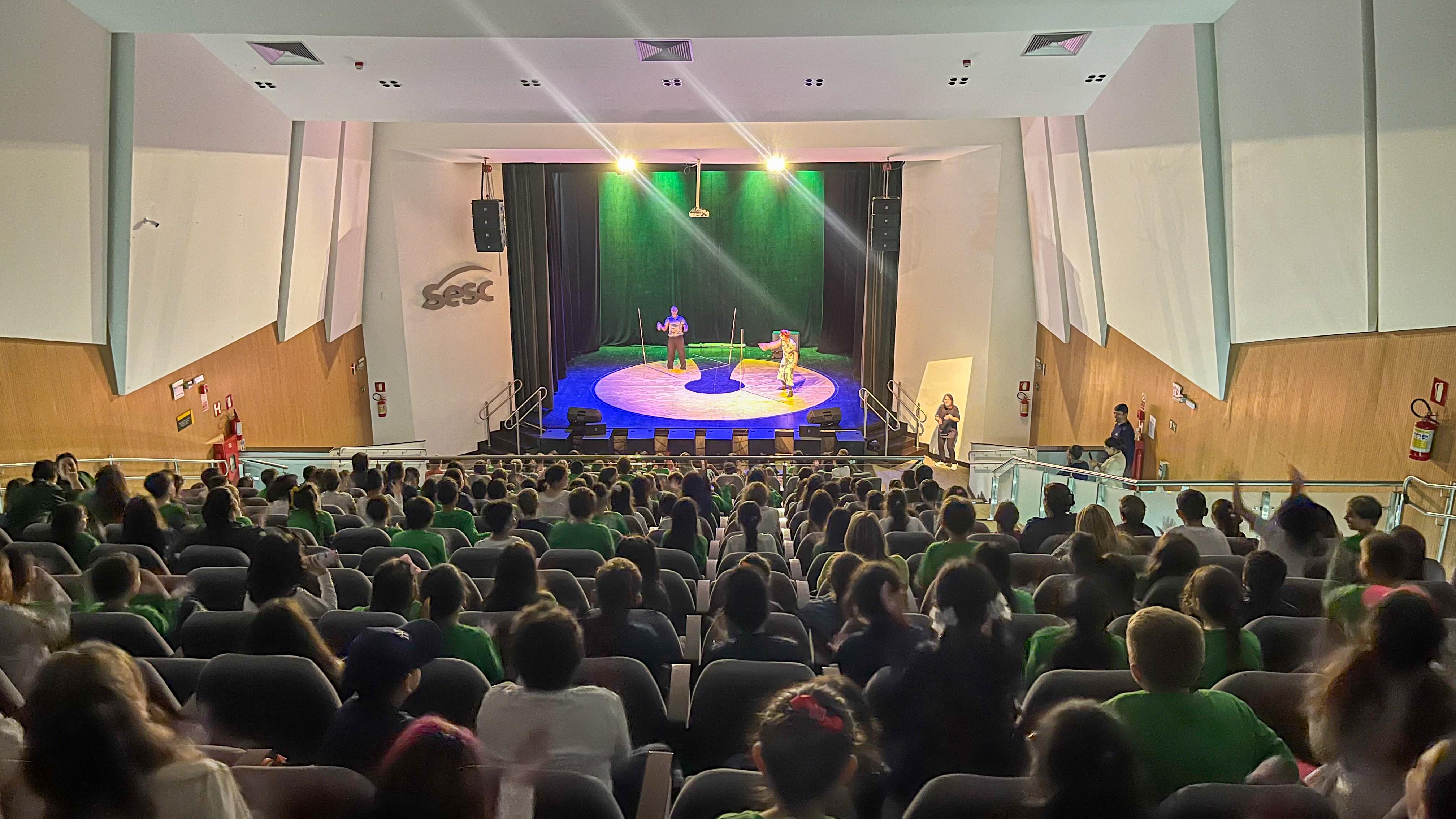 Mais de 600 crianças acompanham espetáculo do projeto Teatro a Mil em Carazinho