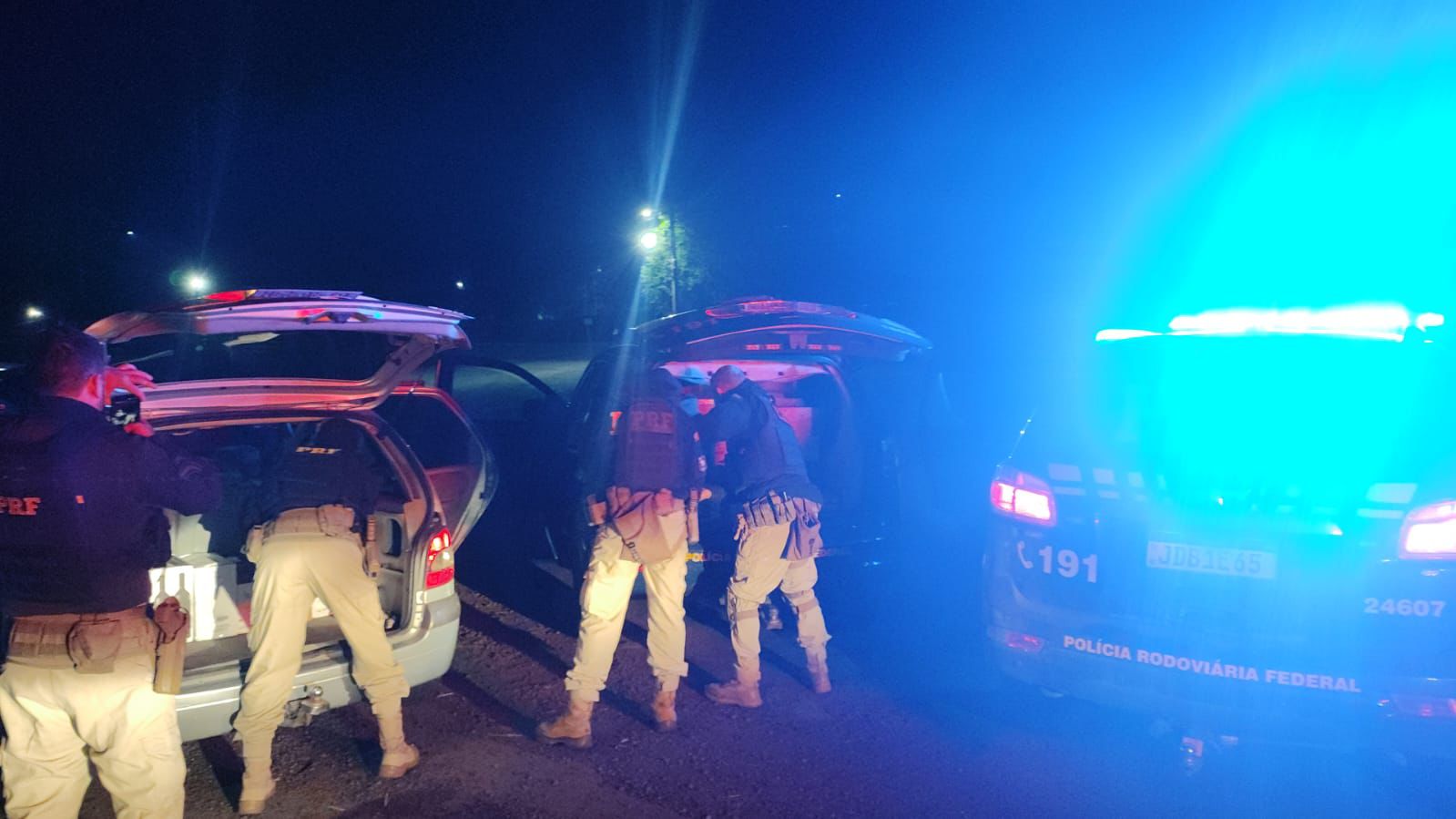 PRF prende traficantes e apreende drogas, celulares, dinheiro, arma e produtos ilegais durante Operação Fronteira no RS