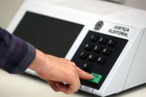 Brasileiros no exterior podem votar e devem regularizar título até amanhã