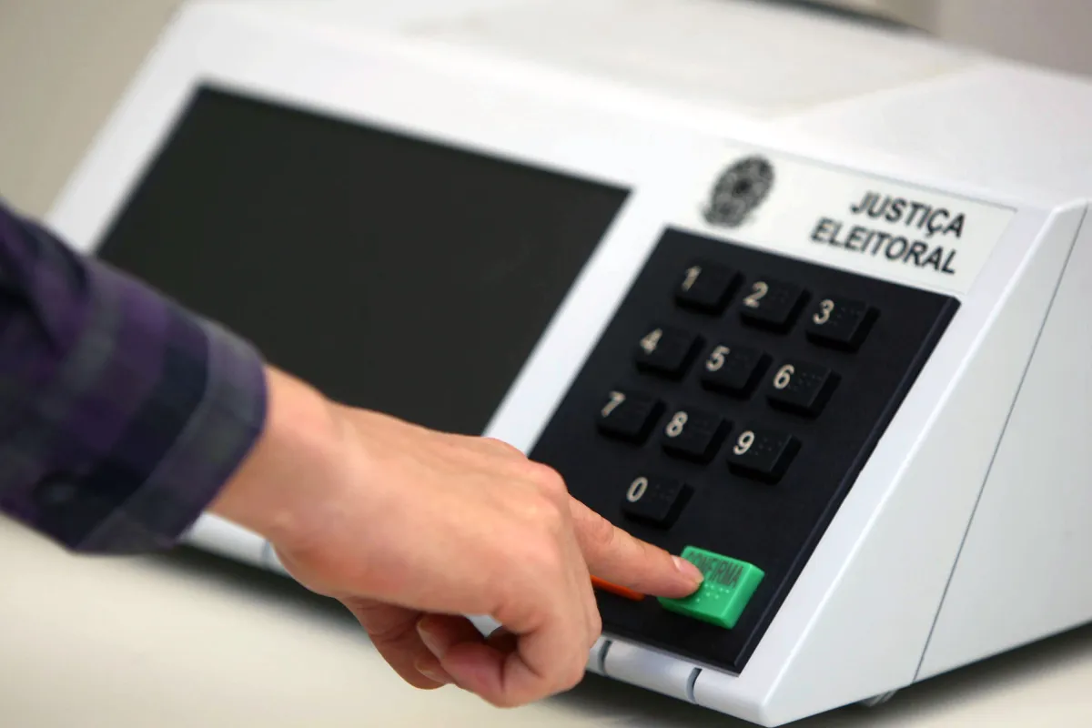 Brasileiros no exterior podem votar e devem regularizar título até amanhã