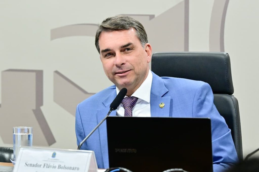 Flávio Bolsonaro reforça a defesa de redução de maioridade penal com gradações de 14 e 16 anos