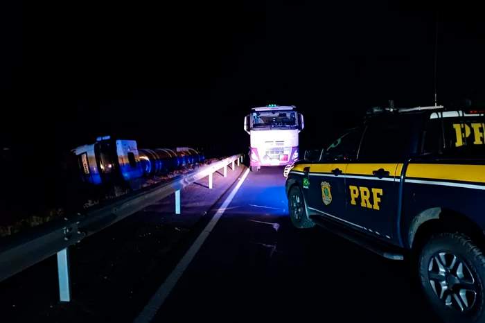 Vazamento de combustível após tombamento de caminhão provoca alterações no trânsito da BR-386 em Soledade